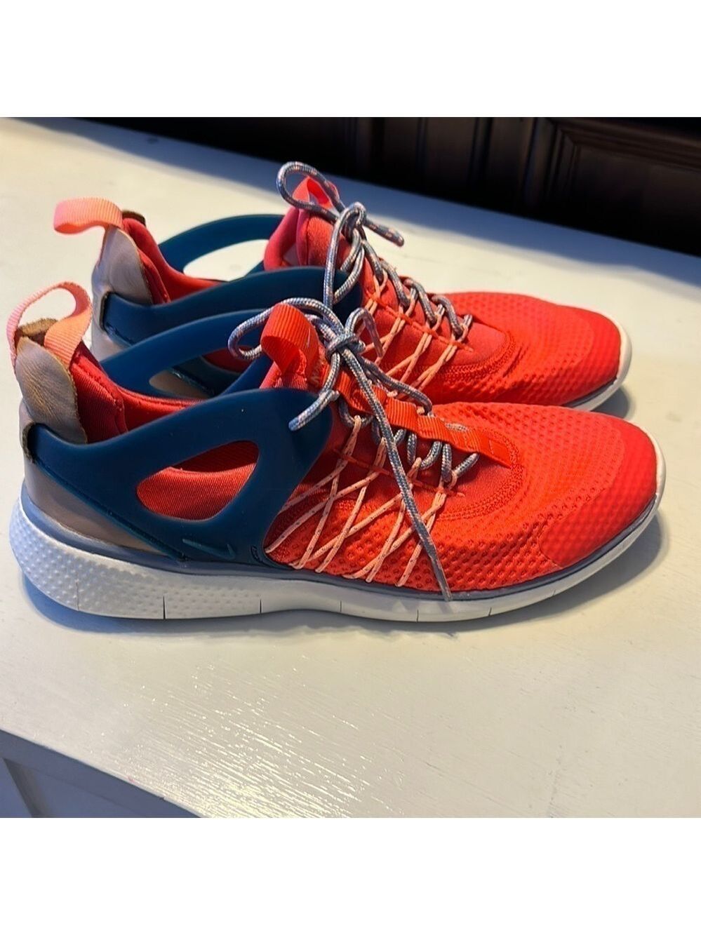 NIKE Free Virtious womens sneakers size 7; 725060-600